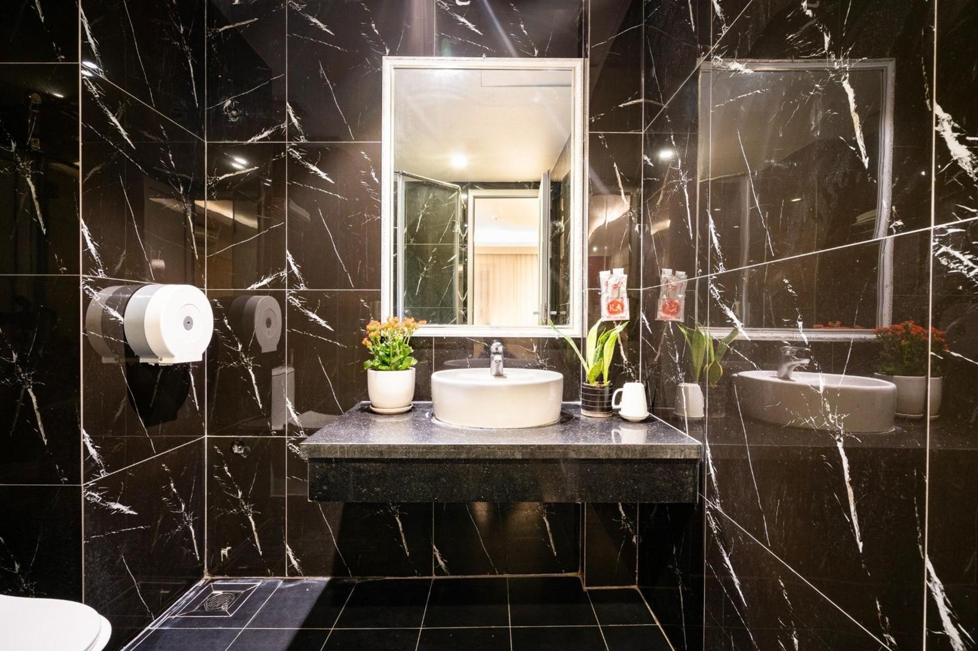 Kieu Anh Hotel - 81 Trung Kinh - By Bay Luxury Hanoi Exteriör bild
